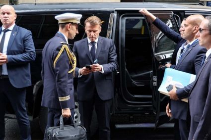 Incroyable : le cortège de Macron stoppé à New York pour laisser passer Trump